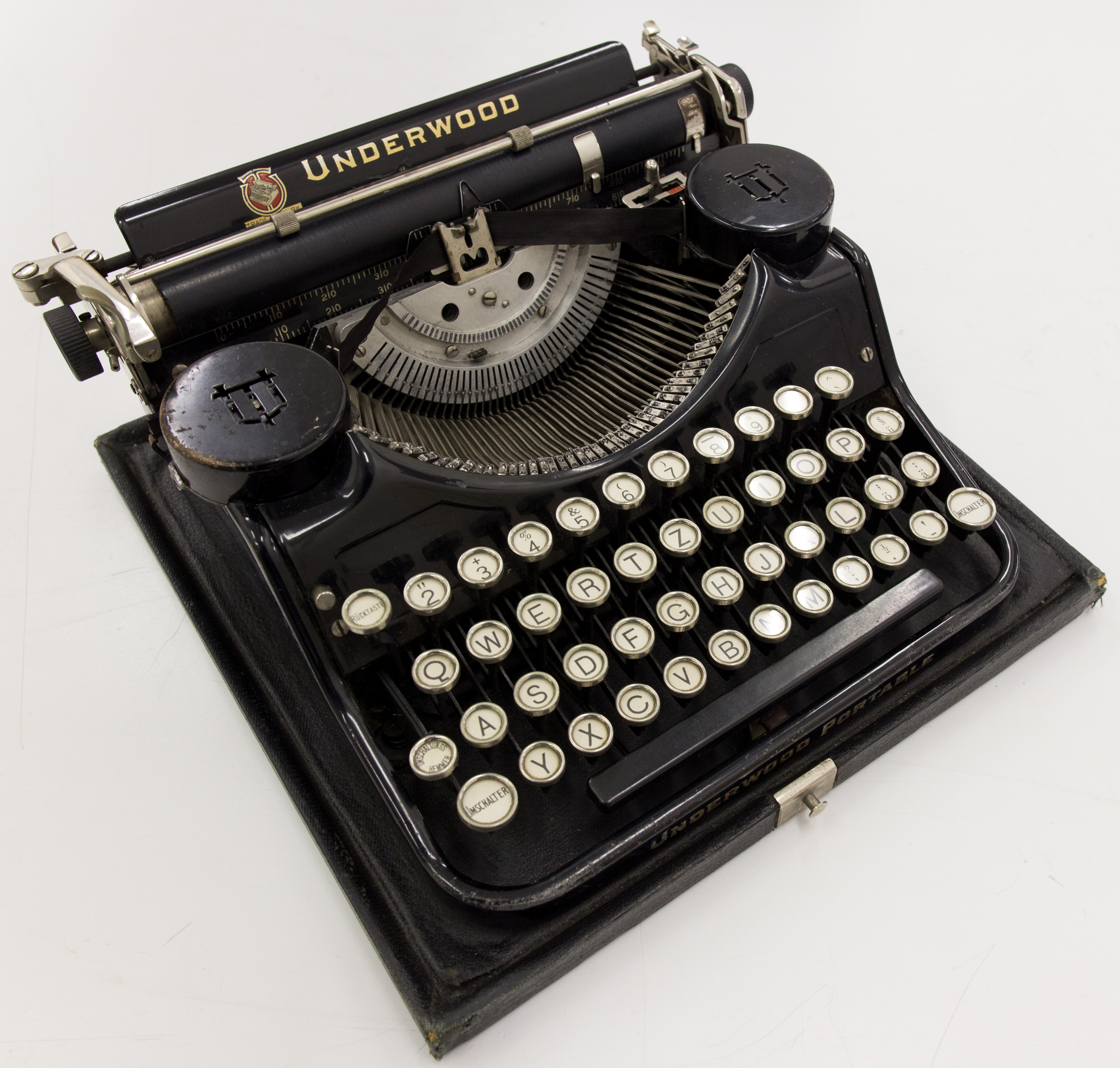A 1930s Underwood type-writer. It is mechanically simple enough to figure out its operation via a simple visual inspection, yet it is recognisably similar to modern keyboards. Image By GodeNehler - Own work, CC BY-SA 4.0, https://commons.wikimedia.org/w/index.php?curid=75088136